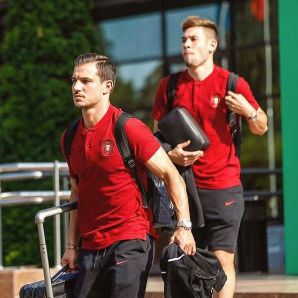 Bồ Đào Nha ngoài CR7 Ronaldo còn có hậu vệ điển trai này - Ảnh 4.