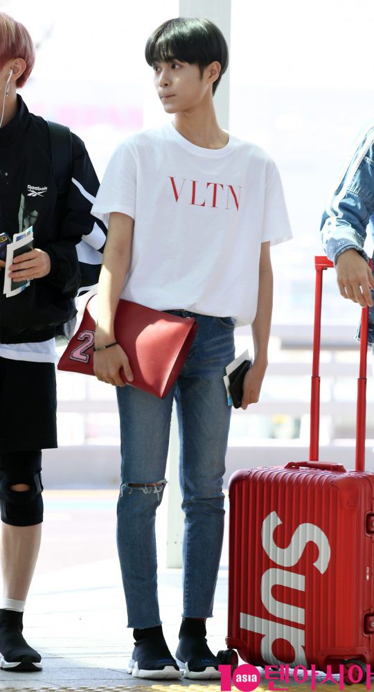 D&agrave;n sao H&agrave;n đổ bộ s&acirc;n bay: Lee Young Ae xuất hiện hiếm hoi, mỹ nam tiềm ẩn của Wanna One g&acirc;y sốt chỉ v&igrave;... t&oacute;c mới - Ảnh 17.