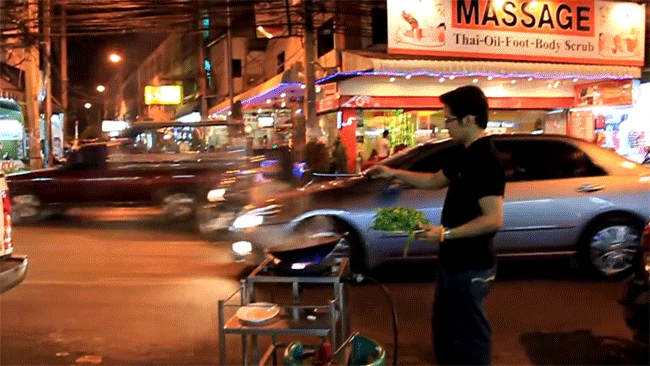 Chỉ là rau muống xào thôi nhưng ở Thái Lan lại biến thành màn biểu diễn bay ảo diệu thế này - Ảnh 4.