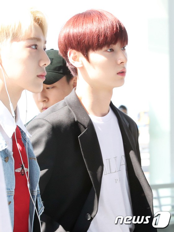 D&agrave;n sao H&agrave;n đổ bộ s&acirc;n bay: Lee Young Ae xuất hiện hiếm hoi, mỹ nam tiềm ẩn của Wanna One g&acirc;y sốt chỉ v&igrave;... t&oacute;c mới - Ảnh 23.