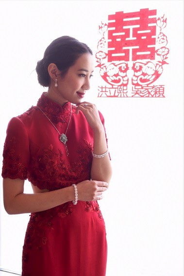 Cô dâu Hồng Kông từng gây sốt vì đeo trang sức 60 tỷ trong hôn lễ ngày ấy nay đã sinh con trai đầu lòng - Ảnh 5. Cô dâu Hồng Kông từng gây sốt vì đeo trang sức 60 tỷ trong hôn lễ ngày ấy nay đã sinh con trai đầu lòng - Ảnh 5.