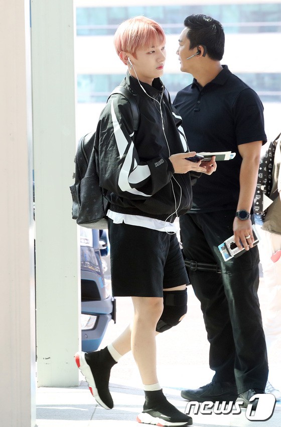 D&agrave;n sao H&agrave;n đổ bộ s&acirc;n bay: Lee Young Ae xuất hiện hiếm hoi, mỹ nam tiềm ẩn của Wanna One g&acirc;y sốt chỉ v&igrave;... t&oacute;c mới - Ảnh 25.