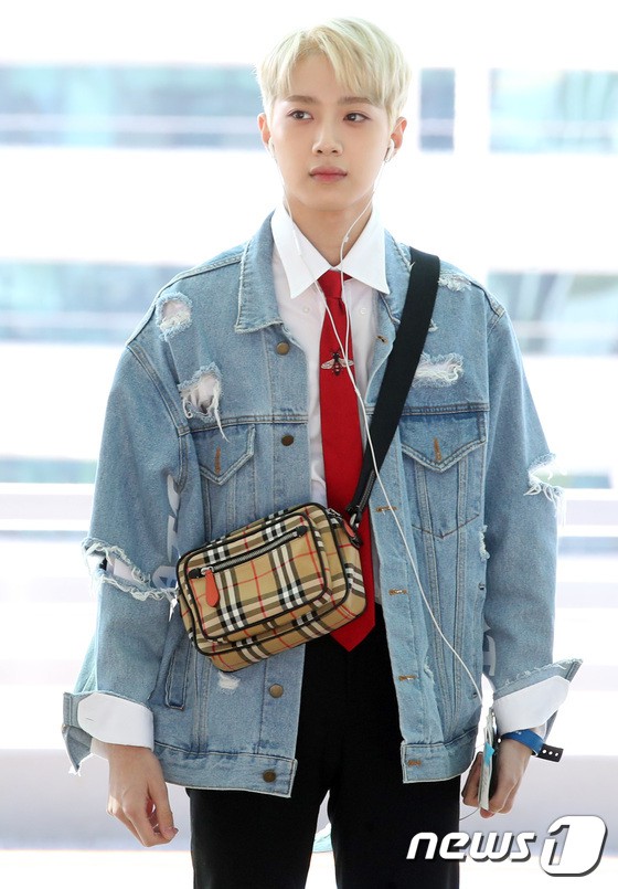 Dàn sao Hàn đổ bộ sân bay: Lee Young Ae xuất hiện hiếm hoi, mỹ nam tiềm ẩn của Wanna One gây sốt chỉ vì... tóc mới - Ảnh 12.