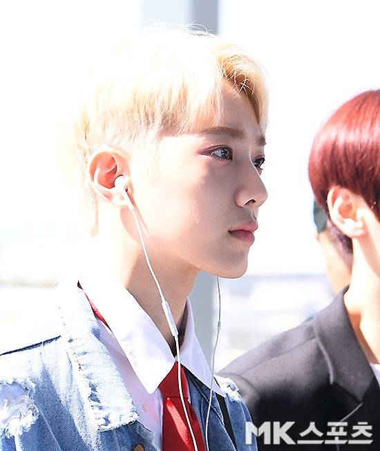 D&agrave;n sao H&agrave;n đổ bộ s&acirc;n bay: Lee Young Ae xuất hiện hiếm hoi, mỹ nam tiềm ẩn của Wanna One g&acirc;y sốt chỉ v&igrave;... t&oacute;c mới - Ảnh 11.