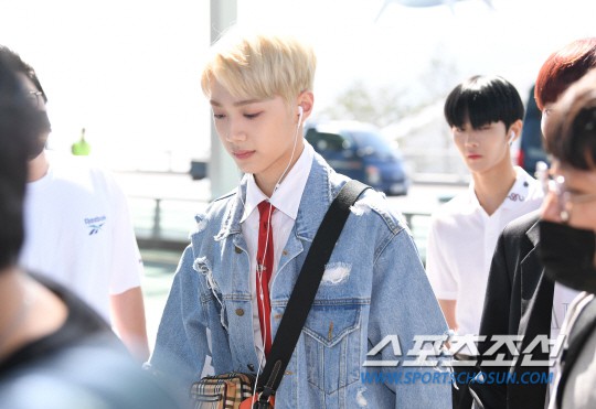 D&agrave;n sao H&agrave;n đổ bộ s&acirc;n bay: Lee Young Ae xuất hiện hiếm hoi, mỹ nam tiềm ẩn của Wanna One g&acirc;y sốt chỉ v&igrave;... t&oacute;c mới - Ảnh 14.