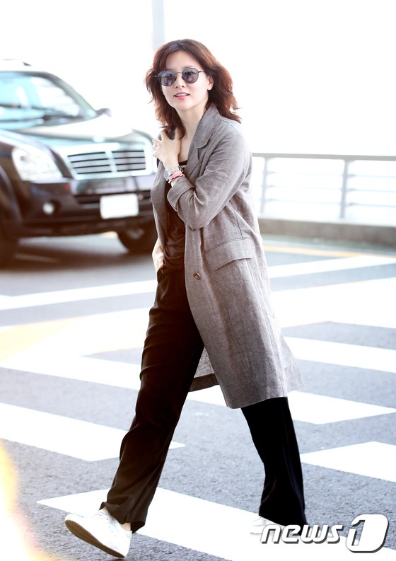 D&agrave;n sao H&agrave;n đổ bộ s&acirc;n bay: Lee Young Ae xuất hiện hiếm hoi, mỹ nam tiềm ẩn của Wanna One g&acirc;y sốt chỉ v&igrave;... t&oacute;c mới - Ảnh 1.