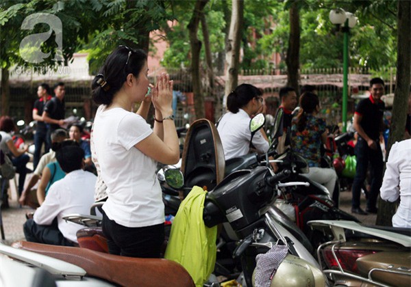 Mỗi mùa thi đại học đi qua là những lần để lại biết bao câu chuyện đẹp về tình người - Ảnh 8.