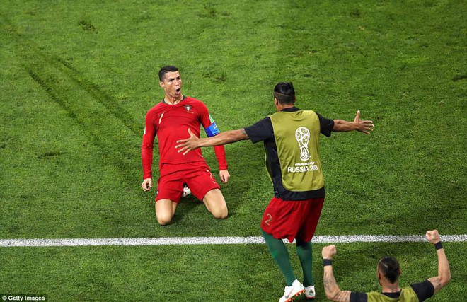 Fan Iran khủng bố bằng tiếng ồn, Ronaldo cư xử lịch thiệp - Ảnh 1.