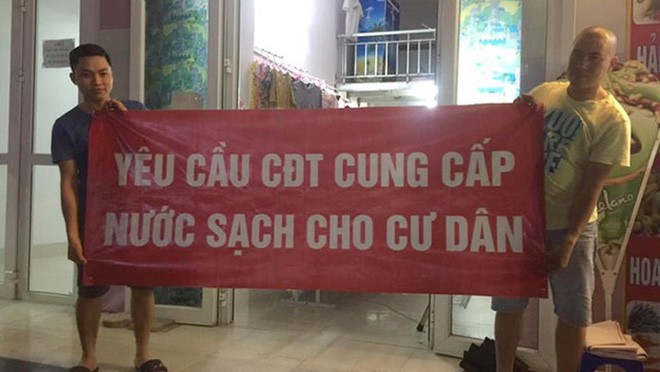 Hà Nội: 9 tòa chung cư tại khu đô thị Thanh Hà treo băng rôn đỏ rực vì hàng nghìn gia đình khốn đốn do nước bẩn  - Ảnh 1.