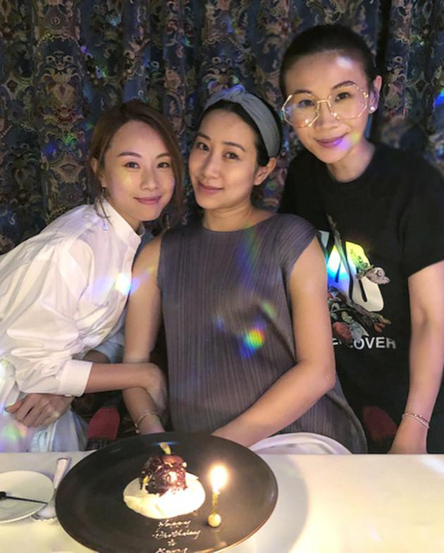 Cô dâu Hồng Kông từng gây sốt vì đeo trang sức 60 tỷ trong hôn lễ ngày ấy nay đã sinh con trai đầu lòng - Ảnh 2. Cô dâu Hồng Kông từng gây sốt vì đeo trang sức 60 tỷ trong hôn lễ ngày ấy nay đã sinh con trai đầu lòng - Ảnh 2.