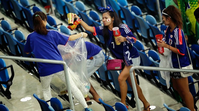 Cổ động viên Nhật Bản ở lại sân dọn rác sau khi đội nhà chiến thắng Colombia tại World Cup - Ảnh 4.