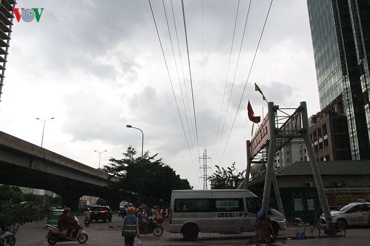 Hà Nội “rối loạn” vì mưa dông bất ngờ - Ảnh 4.