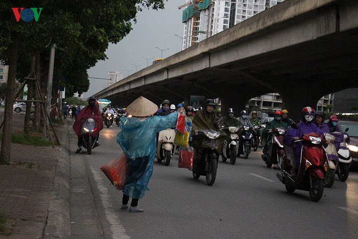 Hà Nội “rối loạn” vì mưa dông bất ngờ - Ảnh 6.