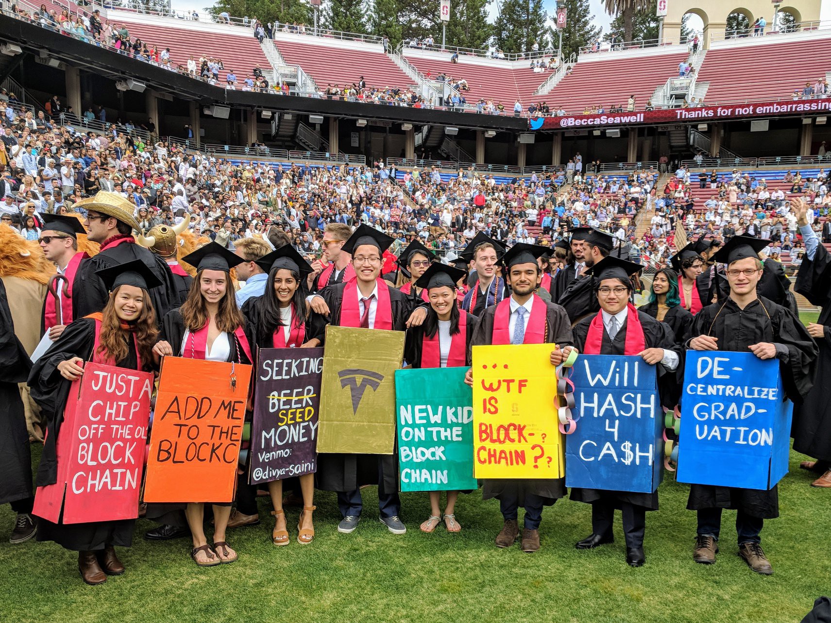 Những điều thú vị trong lễ tốt nghiệp đại học tại Stanford: Sự trang nghiêm của buổi lễ không làm mất đi cá tính của một ngôi trường dị - Ảnh 2.