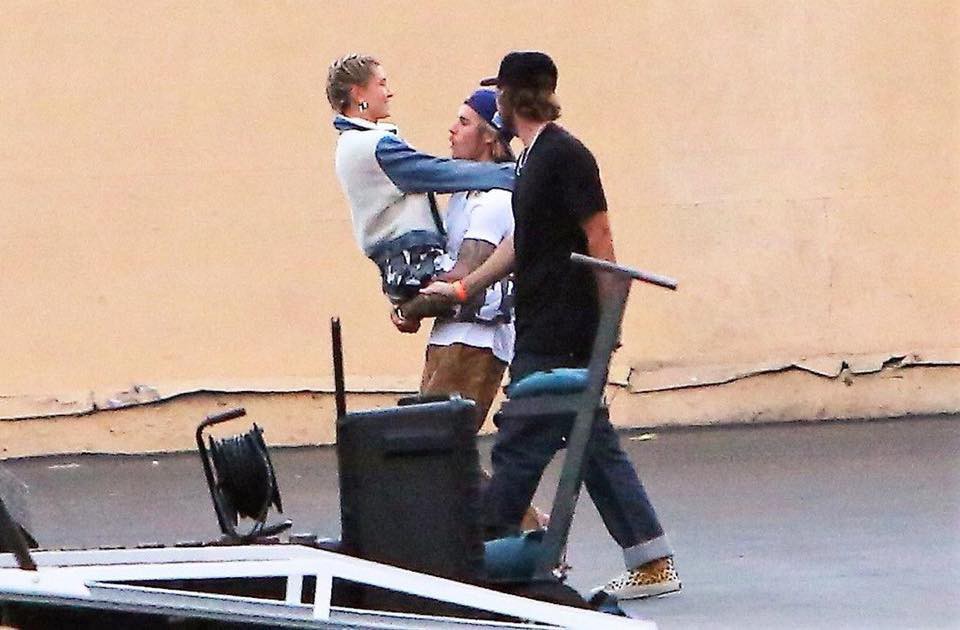Justin Bieber bế Hailey Baldwin đầy tình cảm, giống như từng làm với Selena nhiều năm trước - Ảnh 1. Justin Bieber bế Hailey Baldwin đầy tình cảm, giống như từng làm với Selena nhiều năm trước - Ảnh 1.