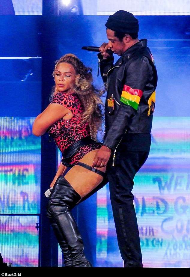 4d40802d00000578-5866157-hotsomeofthedancemovesandvideomomentshoweverarequite-a-81529520049880-15295720796801146663101.jpg