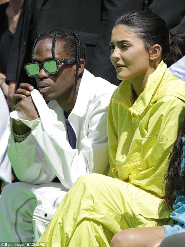 Kylie Jenner bị nhận xét trông như đang diện... đồ bảo hộ lao động đi dự sự kiện sang trọng - Ảnh 6.