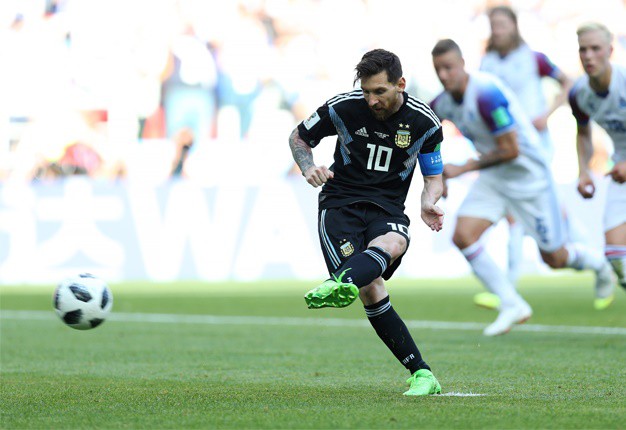 “Messi đau khổ và khóc nhiều vì giấc mơ vô địch World Cup” - Ảnh 1.