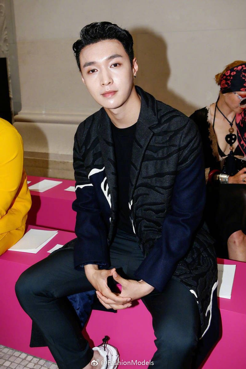 Lay Zhang chính là nam nhân tiếp theo của EXO được Vogue khen không tiếc lời vì mặc đẹp - Ảnh 2.