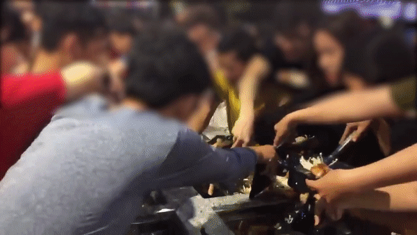 Clip: Hàng trăm người chen lấn xô đẩy tranh giành ăn buffet miễn phí gây náo loạn ở nhà hàng Cần Thơ - Ảnh 3.