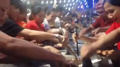 Clip: Hàng trăm người chen lấn xô đẩy tranh giành ăn buffet miễn phí gây náo loạn ở nhà hàng Cần Thơ - Ảnh 5.