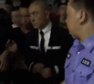 Lộ clip Trương Vệ Kiện bị cảnh sát bắt vì sử dụng ma túy tại Bắc Kinh? - Ảnh 1.
