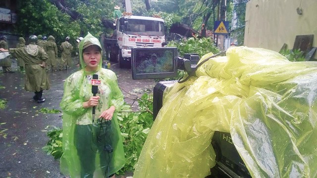 Nỗi niềm những nữ phóng viên lấy đêm làm ngày - Ảnh 2.