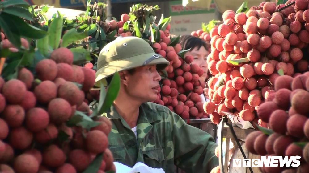 Ảnh: Chợ vùng cao Bắc Giang tắc đường hàng cây số do dân chở vải ra bán - Ảnh 4.