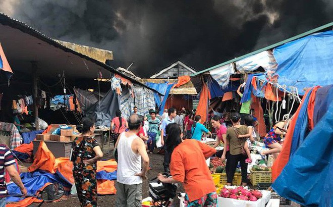 Hà Nội:  Cháy lớn chợ Sóc Sơn, 1000 mét vuông trong chợ bị thiêu rụi, hàng trăm tiểu thương gom hàng tháo chạy - Ảnh 6.
