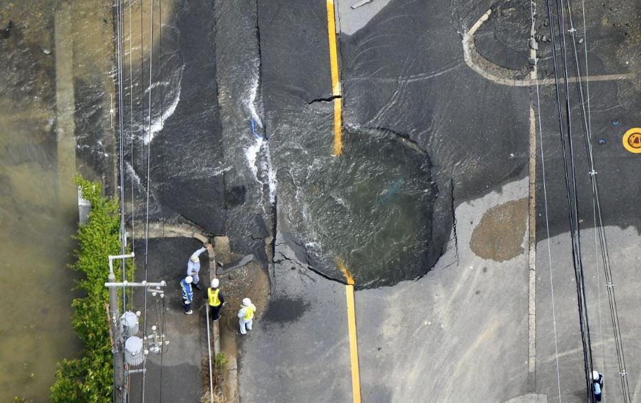 Nhật Bản: Đường vừa sụt lún hôm trước, hôm sau đã được khôi phục như thường - Ảnh 1.