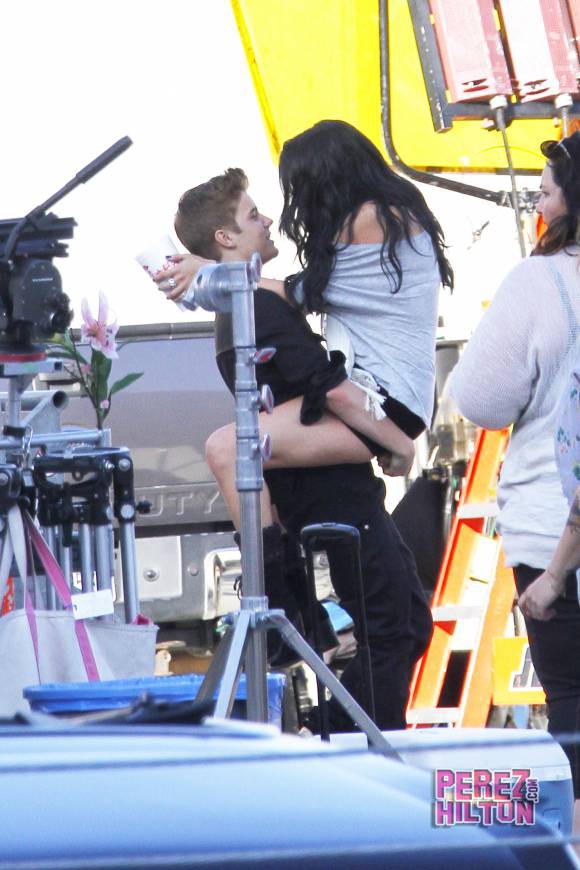 Justin Bieber bế Hailey Baldwin đầy tình cảm, giống như từng làm với Selena nhiều năm trước - Ảnh 3.