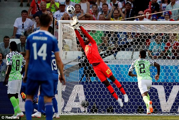 Nigeria quật ngã Iceland, thắp hy vọng cho Messi - Ảnh 3.