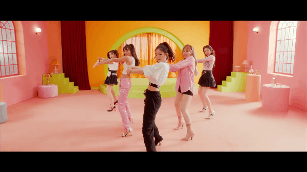 Red Velvet khoe nhan sắc đỉnh cao, xinh đẹp mặn mà trong MV Nhật tiến đầu tay - Ảnh 2.
