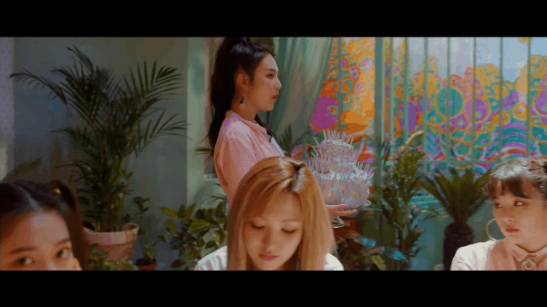 Red Velvet khoe nhan sắc đỉnh cao, xinh đẹp mặn mà trong MV Nhật tiến đầu tay - Ảnh 3.