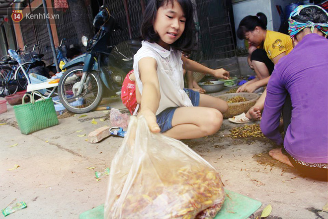 Dân Hà Nội vặt cánh châu chấu mùa World Cup: Thiếu hàng xuất khẩu về các quán nhậu! - Ảnh 4.