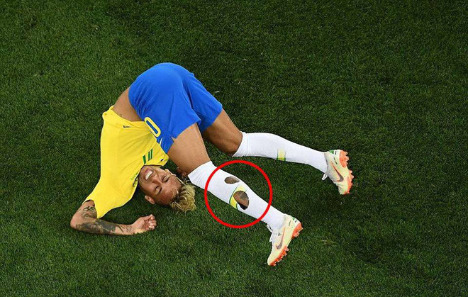Triệu phú đô la Neymar một lần nữa đi tất rách ở World Cup 2018 - Ảnh 2.