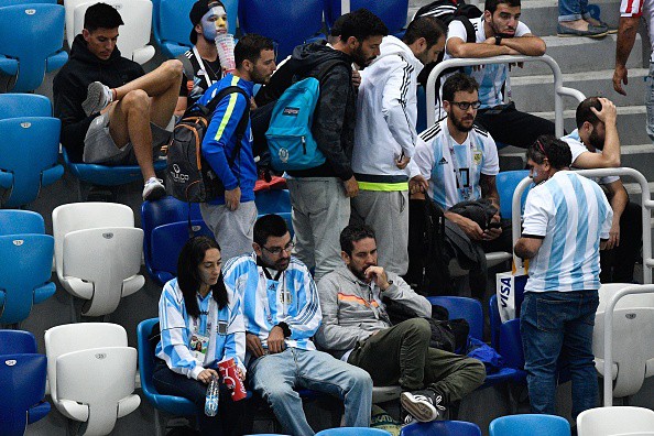 CĐV Argentina tan vỡ sau chiến bại muối mặt của Messi cùng các đồng đội - Ảnh 11.