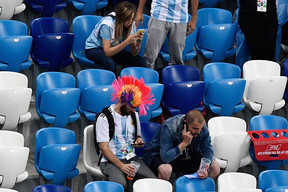CĐV Argentina tan vỡ sau chiến bại muối mặt của Messi cùng các đồng đội - Ảnh 14.
