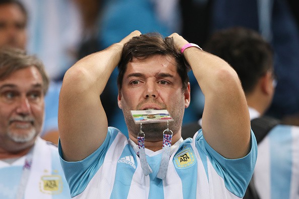CĐV Argentina tan vỡ sau chiến bại muối mặt của Messi cùng các đồng đội - Ảnh 6.