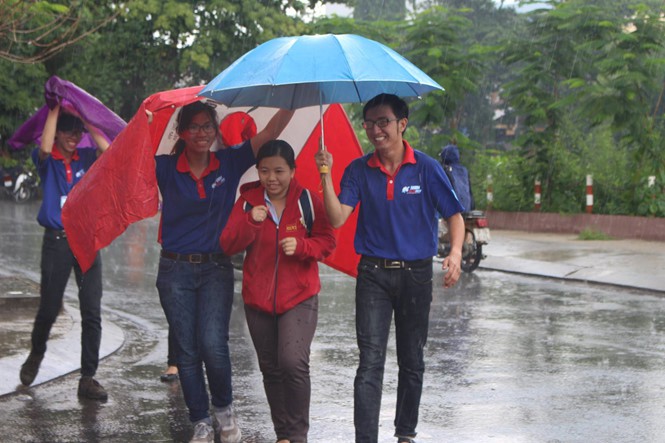 Sinh viên tình nguyện - những người hùng lặng thầm của mùa thi đang bị chúng ta lãng quên và lên án - Ảnh 1.