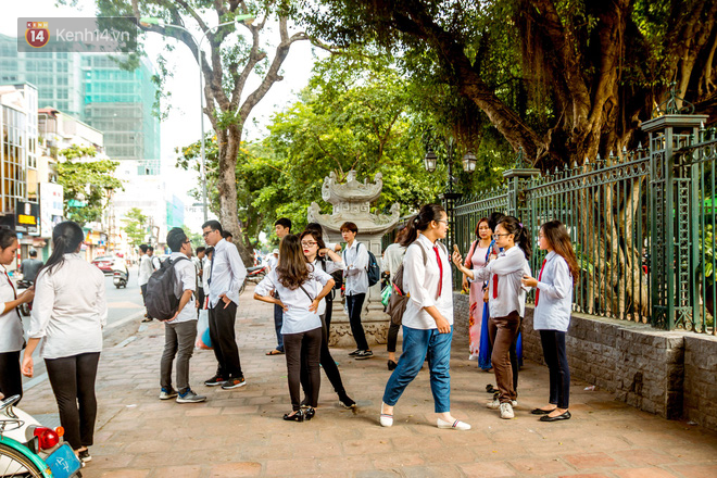 Bị cấm sờ đầu rùa, sĩ tử khắp nơi vẫn nô nức về Văn Miếu dâng hương cầu may cho kỳ thi THPT Quốc gia sắp tới - Ảnh 5.