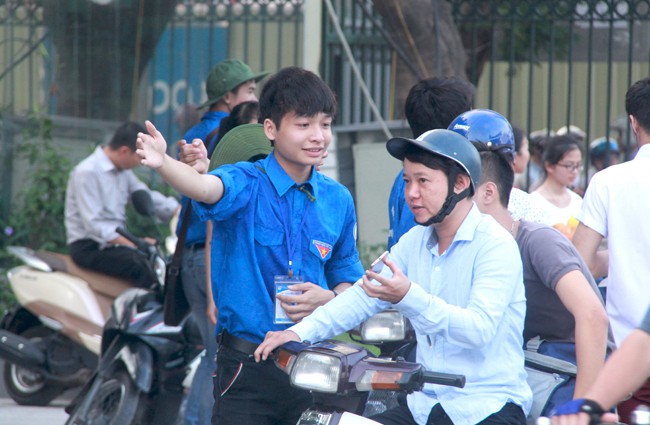 Sinh viên tình nguyện - những người hùng lặng thầm của mùa thi đang bị chúng ta lãng quên và lên án - Ảnh 14.