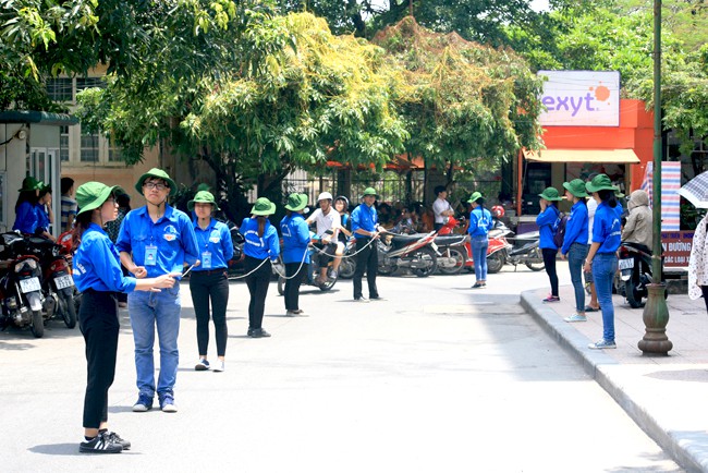 Sinh viên tình nguyện - những người hùng lặng thầm của mùa thi đang bị chúng ta lãng quên và lên án - Ảnh 5.