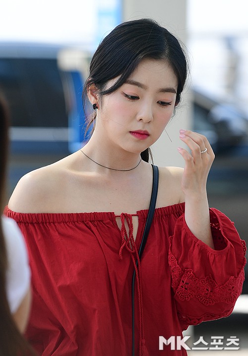 Dàn mỹ nam mỹ nữ gây sốt tại sân bay: 2 nữ thần Red Velvet lộ dấu vết lạ vì váy ngắn cũn, Suzy đẹp nhưng kém nổi bật - Ảnh 5.