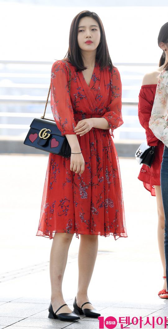 Dàn mỹ nam mỹ nữ gây sốt tại sân bay: 2 nữ thần Red Velvet lộ dấu vết lạ vì váy ngắn cũn, Suzy đẹp nhưng kém nổi bật - Ảnh 10.