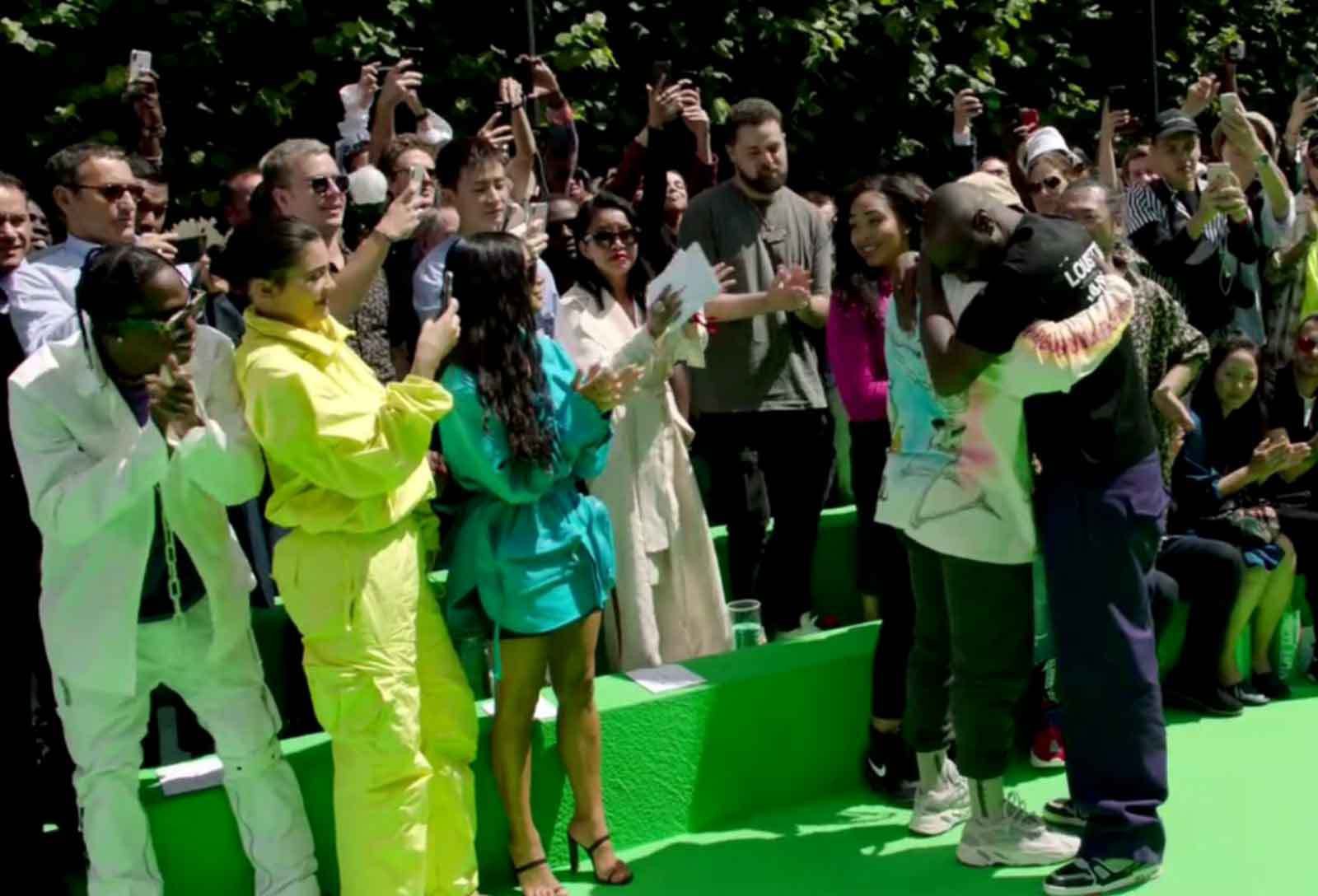 Ra mắt BST đầu tiên cho Louis Vuitton, Virgil Abloh xúc động đến mức ôm chầm Kanye West mà nức nở - Ảnh 4.