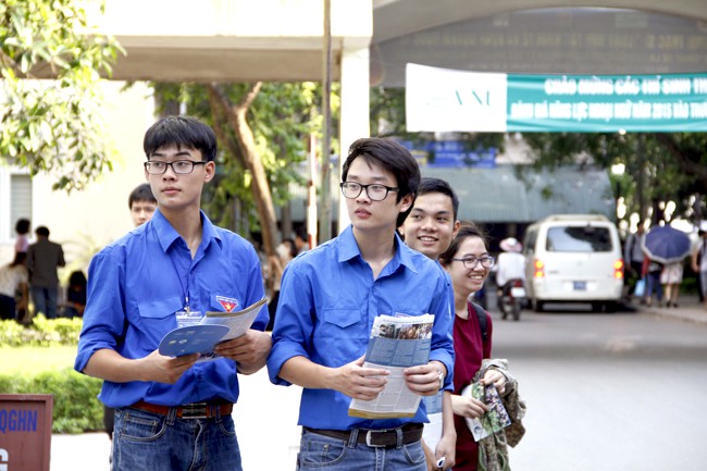 Sinh viên tình nguyện - những người hùng lặng thầm của mùa thi đang bị chúng ta lãng quên và lên án - Ảnh 15.