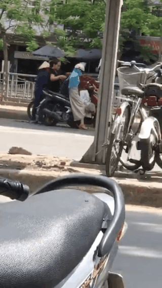 Nữ qu&aacute;i &aacute;o đen m&oacute;c v&iacute; kh&aacute;ch mua hoa quả ở H&agrave; Nội đ&atilde; được c&ocirc;ng an phường b&agrave;n giao cho Đội Cảnh s&aacute;t h&igrave;nh sự - Ảnh 3.