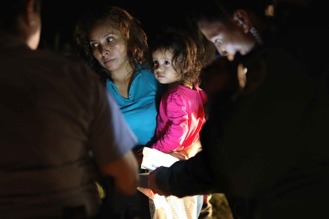 Câu chuyện đằng sau bức ảnh em bé đứng khóc bên biên giới đã góp phần khiến Tổng thống Trump ký lại sắc lệnh về người nhập cư - Ảnh 2.