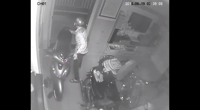 Clip: Quên khóa cửa sau khi xem World Cup, nhà đại gia Sài Gòn bị trộm đột nhập dắt 3 xe máy và dàn loa trị giá gần 300 triệu - Ảnh 2.